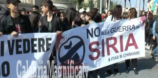 Studenti in piazza no alla guerra in Siria