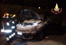 Fiat 500x in fiamme