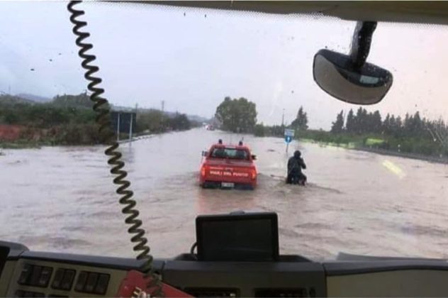 SS 106, maltempo in Calabria, alluvione, strada allagata