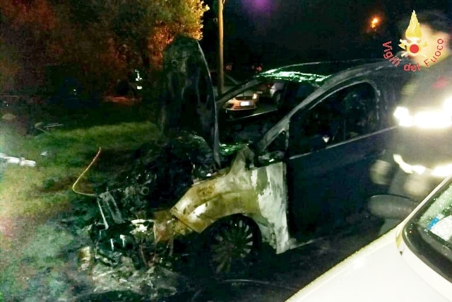 auto in fiamme a Lamezia Terme