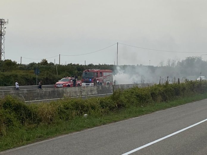 auto in fiamme strada SS 280 dei Due Mari