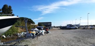 Abbandono rifiuti nel porto di Catanzaro