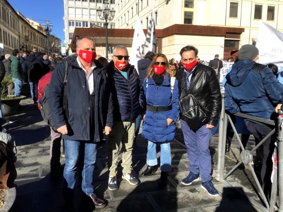 Enzo Scalese in piazza con i lavoratori del Sant'Anna Hospital