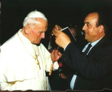 Papa Giovanni Paolo II e il maestro orafo Giovambattista Spadafora