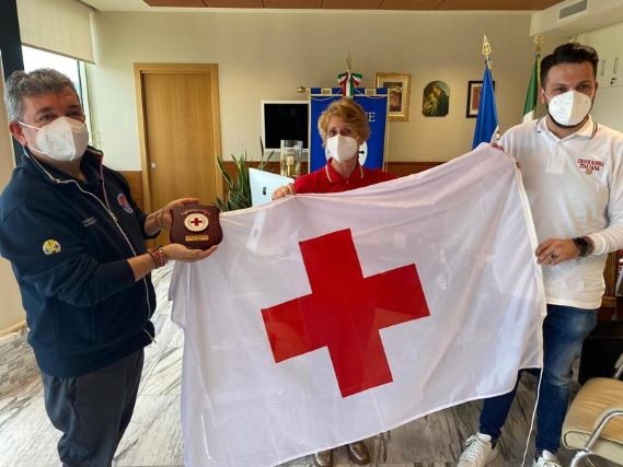 Croce Rossa, consegnata bandiera Cri al presidente Spirlì