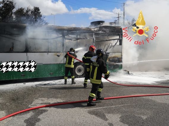 autobus in fiamme, Vigili del Fuoco Catanzaro