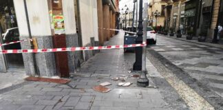 lastra marmo cade sul Corso, nessun ferito
