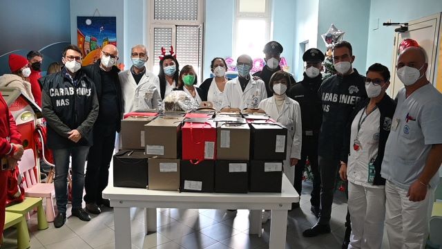 Carabinieri Nas dono panettoni reparto pediatria oncologica De Lellis Catanzaro