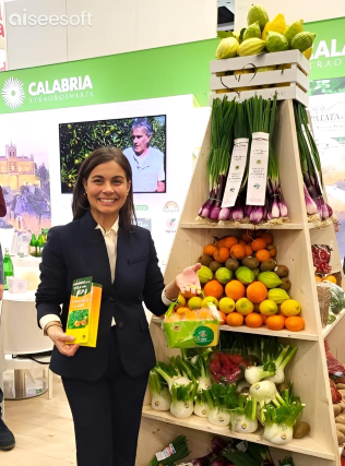 Clementine IGP della Calabria presenti alla fiera intarnazionale di ortofrutta Fruit Logistica Berlino 2023 (in foto l'imprenditrice agricola Anita Minisci)