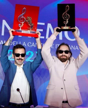 Sanremo 2023, Premi realizzati dal maestro orafo Michele Affidato (Premio Mia Martini, Premio Lucio Dalla) a COLAPESCE DIMARTINO