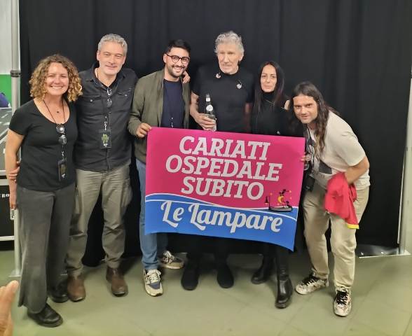Roger Waters, ospedale Cariati, attivisti Le Lampare (foto Twitter)