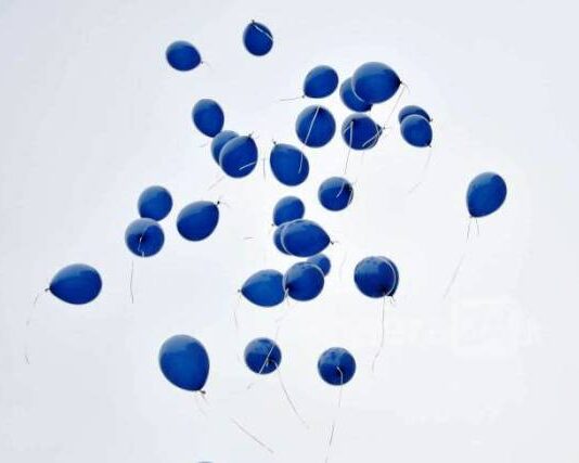 Lancio palloncini blu