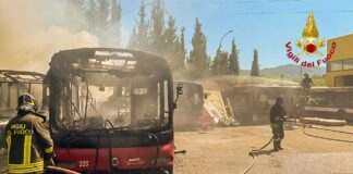 Incendio autobus nella sede Amaco