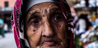 Donna anziana, terremoto, Marocco