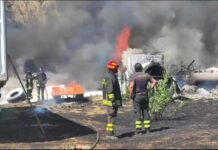 Incendio nel deposito di un'azienda a Marina di Gioiosa Jonica