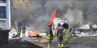 Incendio nel deposito di un'azienda a Marina di Gioiosa Jonica