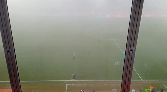 Nebbia allo Stadio: la partita sembra giocarsi nonostante le condizioni atmosferiche