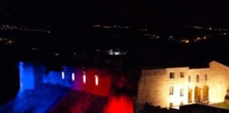 Castello di Cosenza, illuminato di rosso e blu