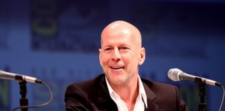 Bruce Willis, la famiglia valuta la donazione del cervello alla scienza Bruce Willis al San Diego Comic-Con del 2010. Foto: Gage Skidmore / Wikimedia Commons – CC BY-SA 2.0.