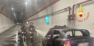 Incendio di una vettura nella galleria Sansinato sulla SS 280: strada chiusa e poi riaperta Catanzaro, Galleria Sansinato, auto in fiamme