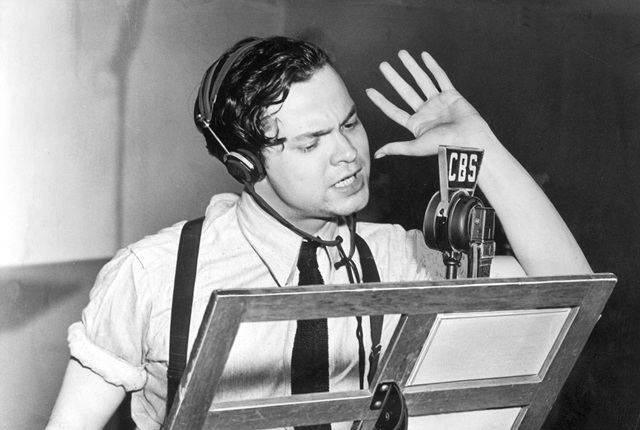 Orson Welles al lavoro nello studio della CBS (Guerra dei due mondi)