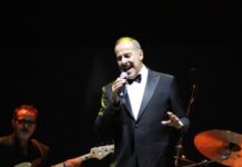 Massimo Lopez a Vibo Valentia, teatro sold out tra musica e solidarietà Massimo Lopez a Vibo Valentia, teatro sold out tra musica e solidarietà